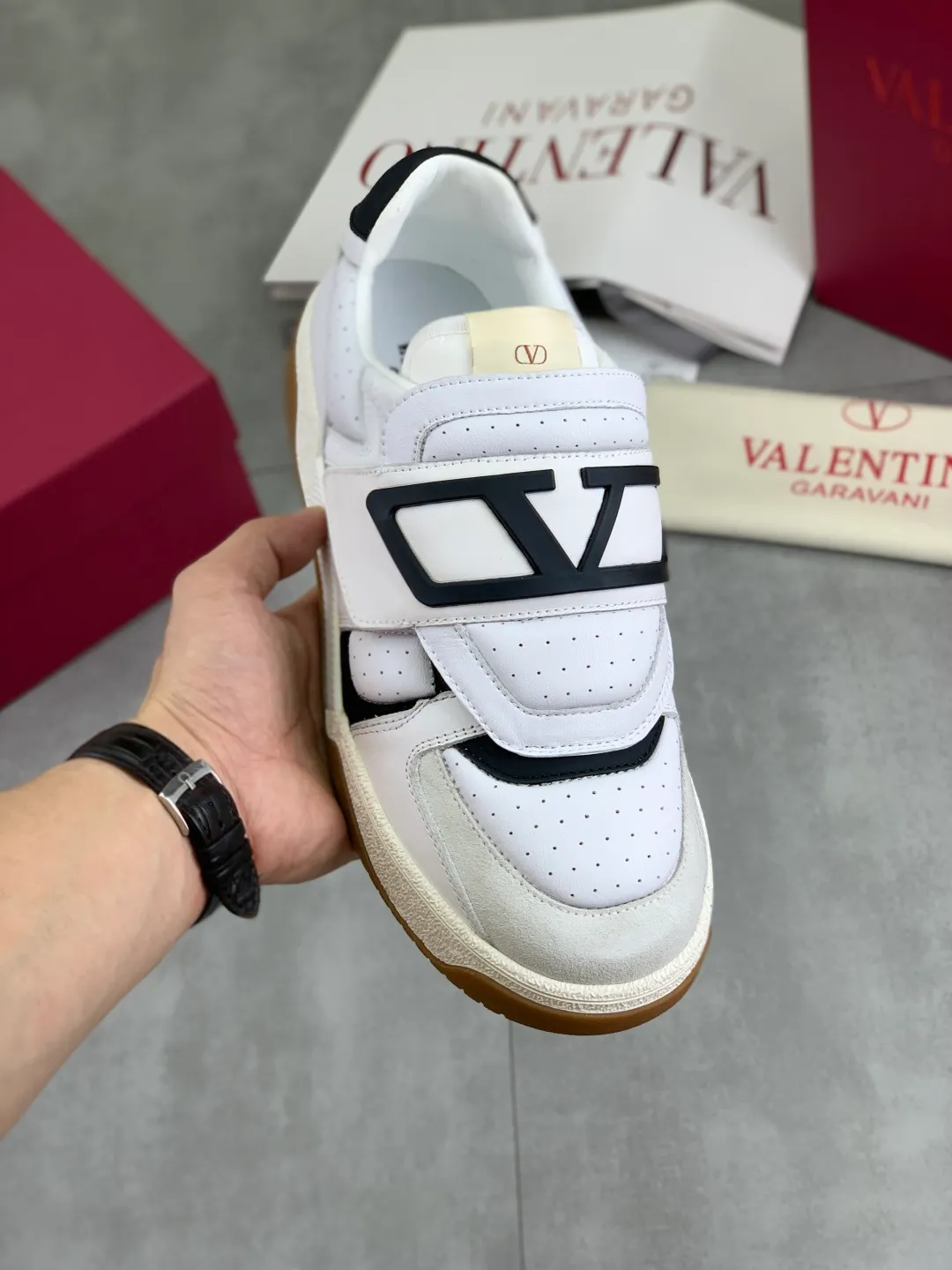 Men's men's shoes 💰P640 new style latest Valentino Valentino V family new casual young fashion trend sports shoes full of vitality, no age limit, very light and comfortable on the foot, packaging, original purchase and development, production, various color combinations are eye-catching, activate the charming sunny boy, the shoe design combines coolness with daily style, full of street feeling, multi-color options!   Fabric: original material splicing/first-layer cowhide Lining: imported cowhide/original logo sweat-absorbent and breathable foot pad Outsole: TPU foam lightweight material outsole Brand injection insole Code number: 38-46 Full set of packaging Color: 3️⃣ colors available